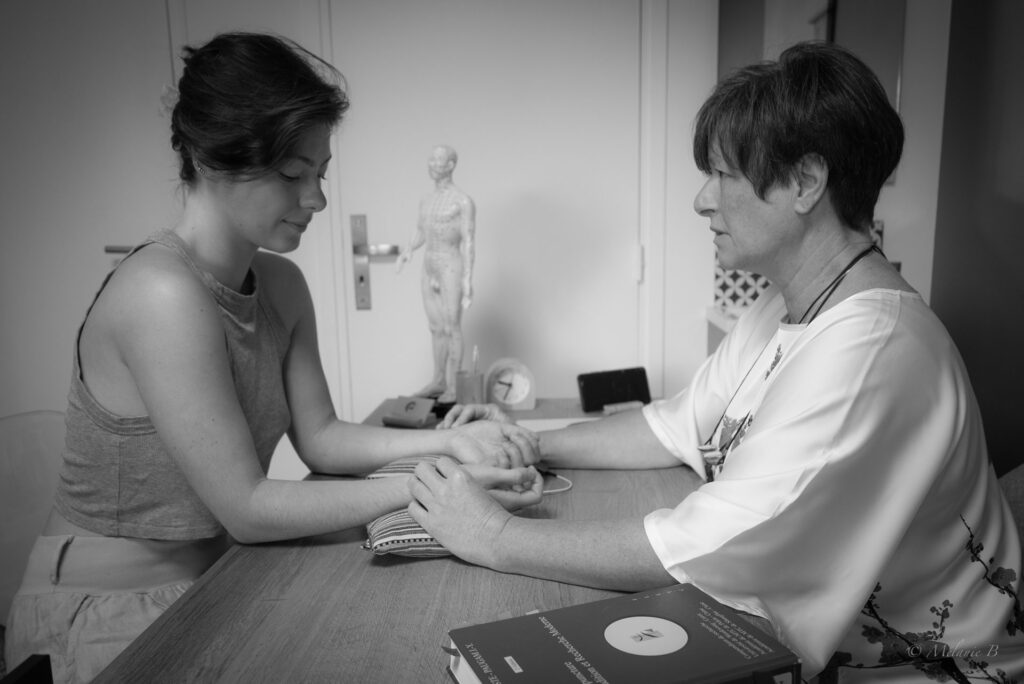• Photo séance de soins en cabinet – médecine traditionnelle chinoise à Lille – Marylaure